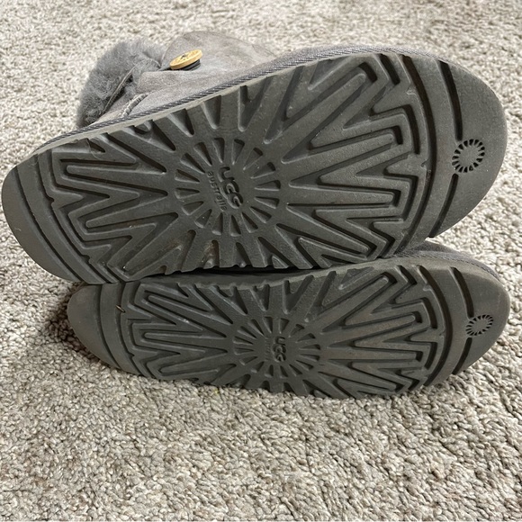 Grey Bailey Button Ugg - Picture 2 of 7